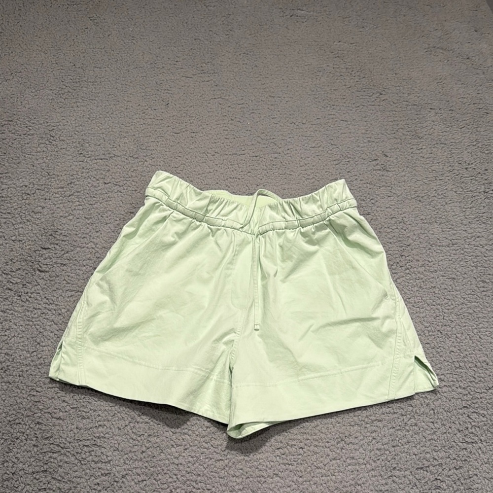 Lululemon Cinchable Waist High-Rise Woven Short 3.5"
Kohlrabi Green size S